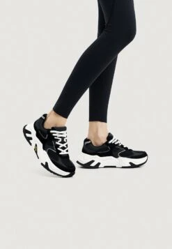 Oysho Sneakers BasseBlack Donna Sneakers OY141A01R-Q11