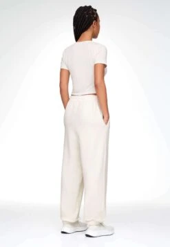 Oysho Short-Sleeved V-NeckT-Shirt BasicOff White Donna T-shirt E Top OY121D06J-A11 11 Oysho Short-Sleeved V-NeckT-Shirt BasicOff White Donna T-shirt E Top OY121D06J-A11 -Oysho Negozio 332130a2cc6a461599473a51c7d50544