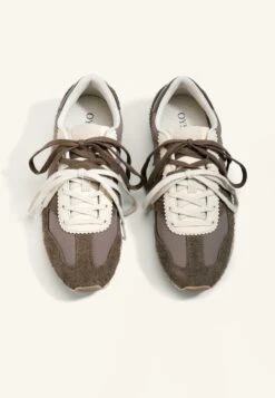 Oysho RUNNING-STYLE WITH COMBINED SPLIT - Sneakers Basse - Brown -Oysho Negozio 4d4cbf95ec3442648597421b26bad07b